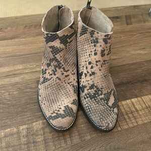 NEW Very Volatile LA  Size 8.5M Snakeskin Print Tan Suede  Stacked Heel Booties